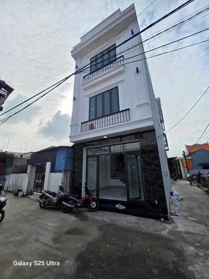 Nhà góc 3 tầng độc lập, đón gió Đông Nam, đậu xe thoải mái, giá hời