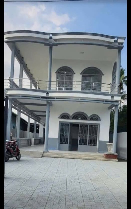 Nhà mặt tiền lộ 350m2, sân đậu 4 ô tô, giá 2.2 tỷ - Bến Tre