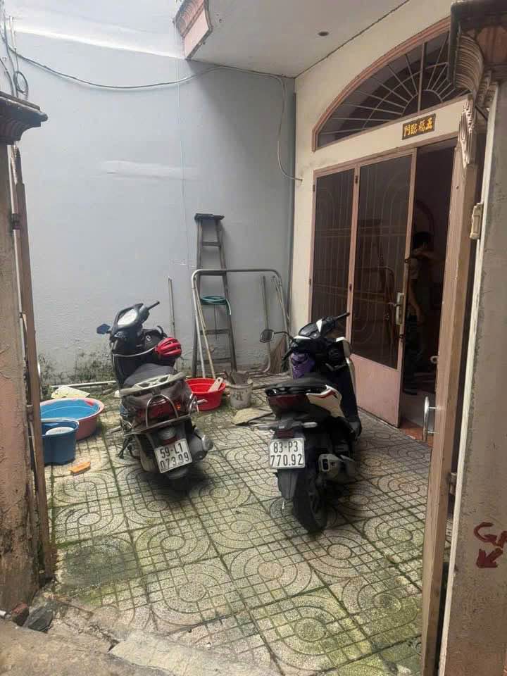 Nhà 1 lầu đúc, sân rộng, vị trí vàng chợ Dương Bá Trạc, Quận 8