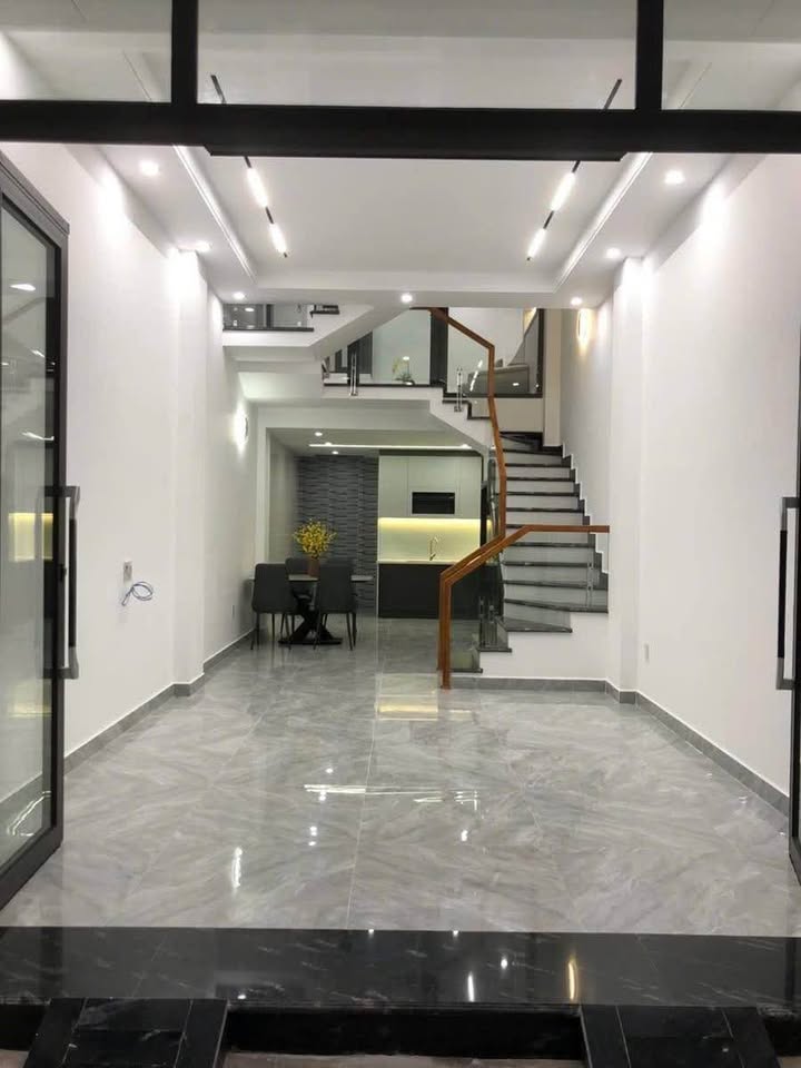 Tọa lạc tại khu vực Lạch Tray sầm uất, quận Ngô Quyền, thành phố Hải Phòng