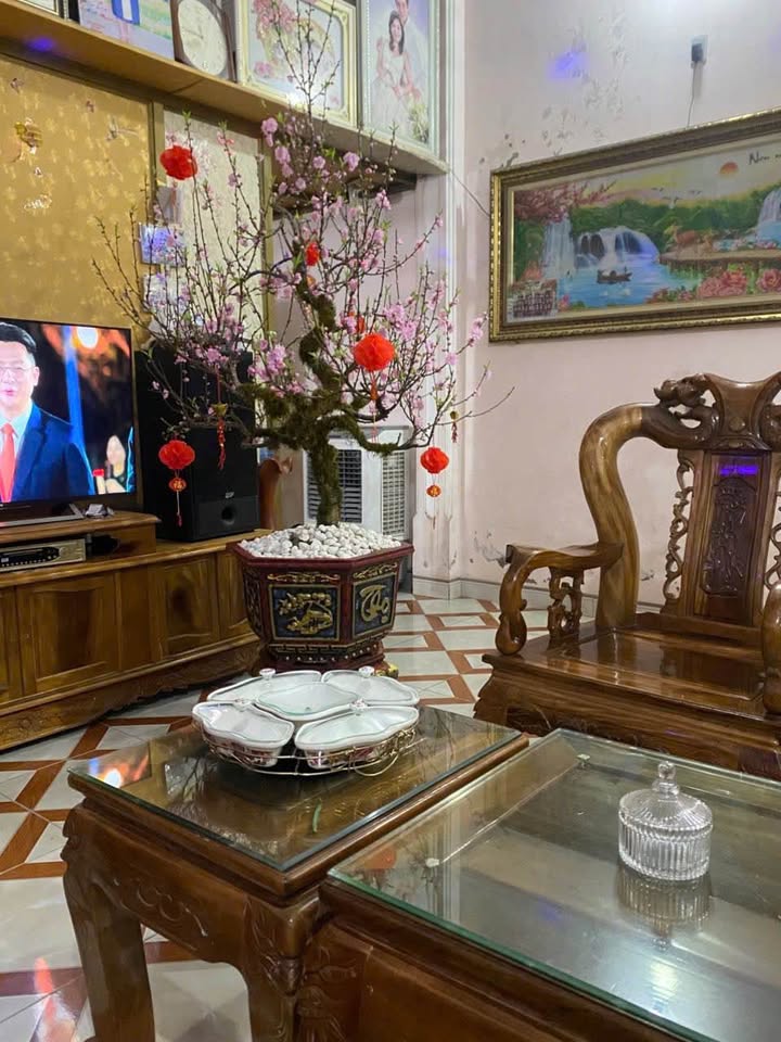 Nhà 100m2 trung tâm Phường Quảng Thịnh, kinh doanh tốt, có gác lửng