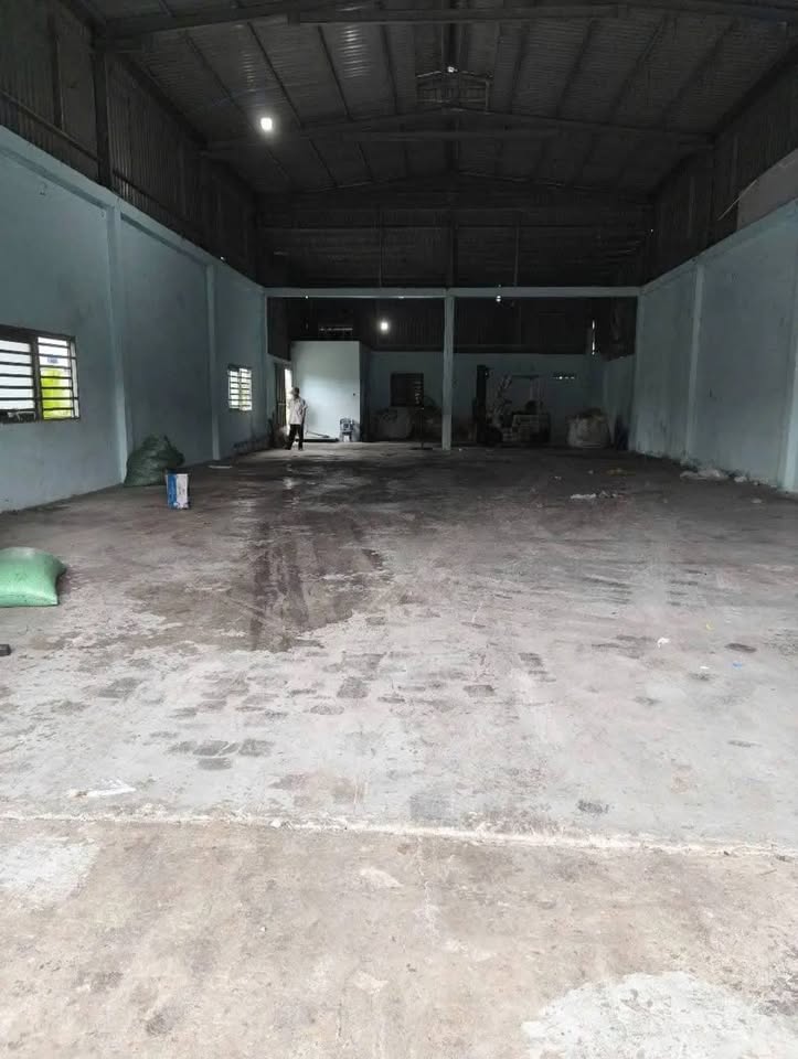 Cho thuê kho xưởng 300m2 mặt tiền 10m, Vĩnh Lộc A, giá 15 triệu/tháng