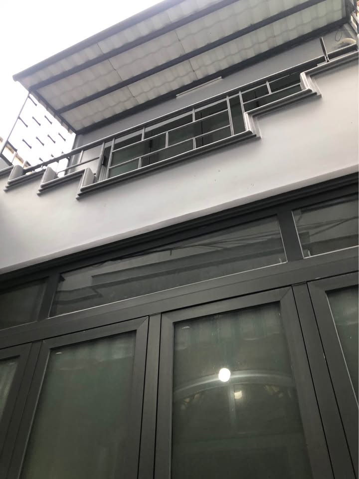 Tọa lạc tại phường 10, Quận 10, thành phố Hồ Chí Minh