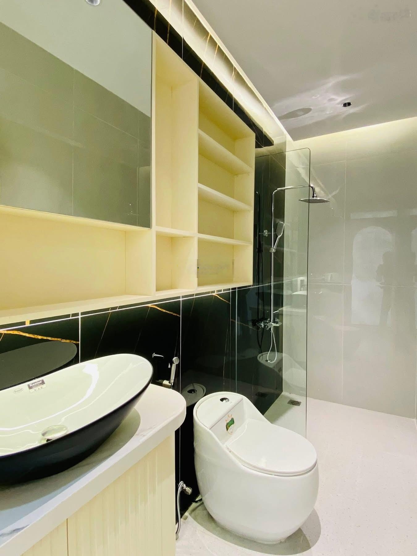 Nhà thang máy 78m2 giá 4tỷ6, đường Thái Văn Lung-Bến Nghé-Q1 gần bv Nhi Đồng 2. Đang cho thuê 29tr