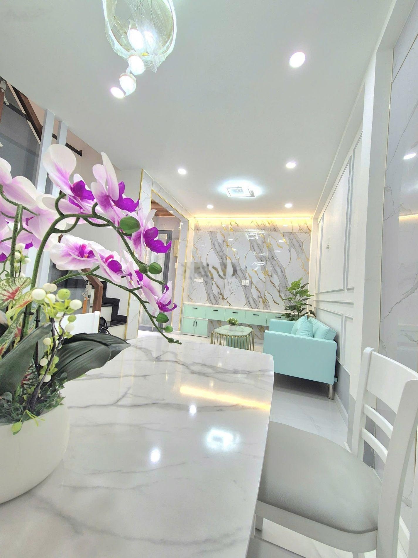 Nhà đẹp 2 tầng - 2 phòng ngủ - sát mặt tiền - Đồng Đen