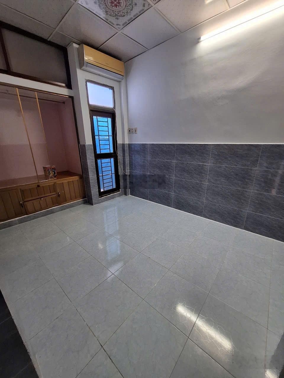 Nhà 2 Tầng 2PN-2WC Hẻm 3,5m 737/82/5 Lạc Long Quân giá 4,15 Tỷ TL . Vũ Lộc Phát 0934033188