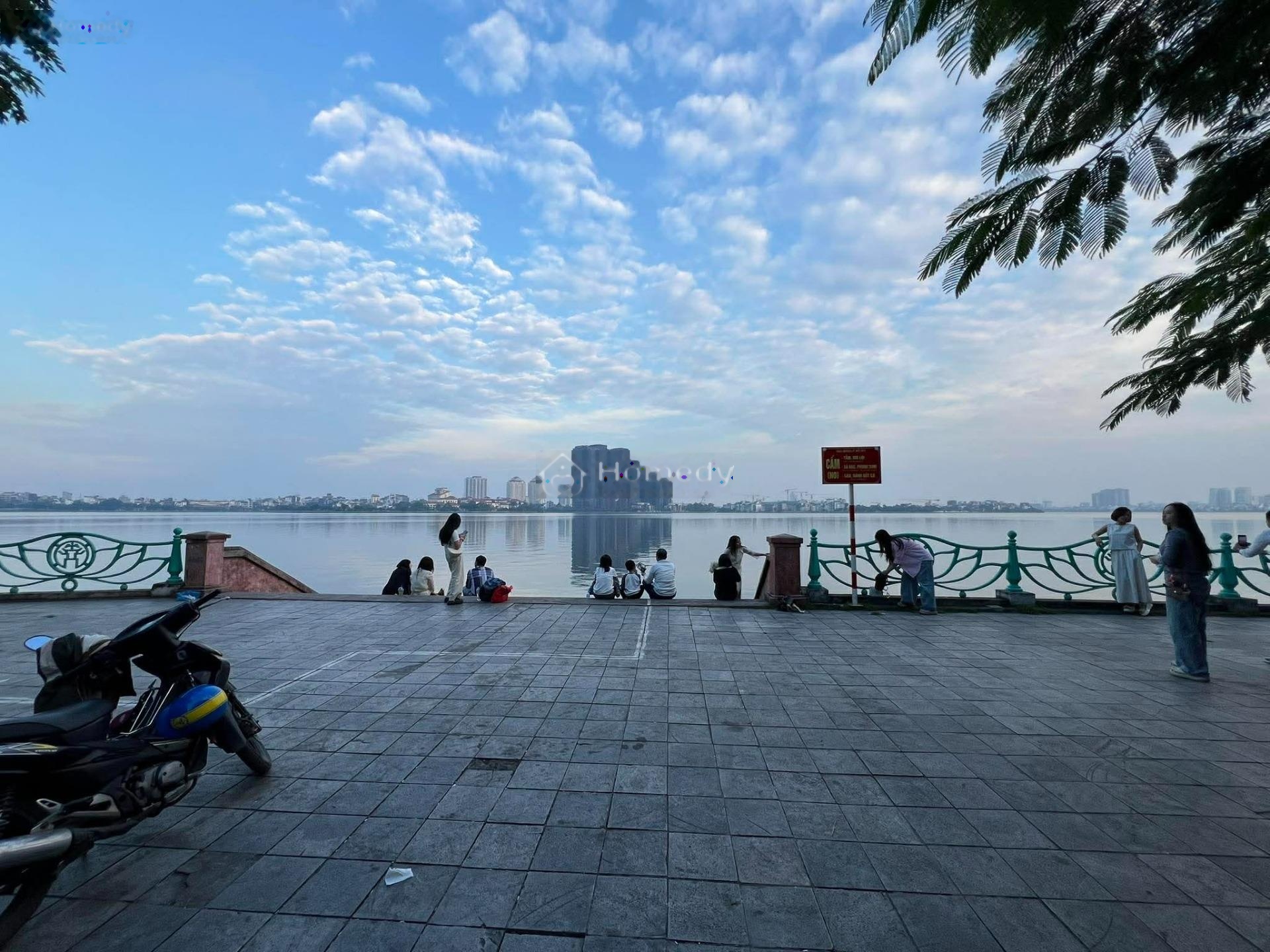 Binhbds cho thuê nhà mặt Hồ Tây mặt tiền 15m.