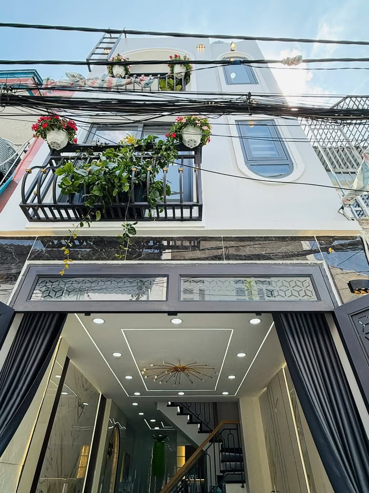 Nhà 4,5 tỷ 3 lầu, 4 phòng ngủ, hẻm xe hơi đậu tận cửa, sổ hồng riêng