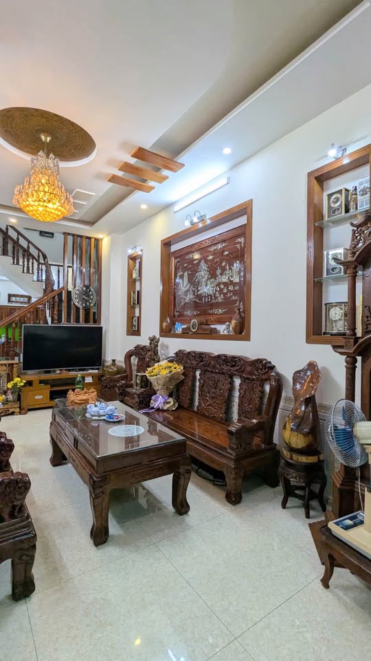 Nhà mặt tiền Nguyễn Thiện Thuật, 99m2, 4 ngủ, nội thất gỗ gõ đỏ, 12 tỷ