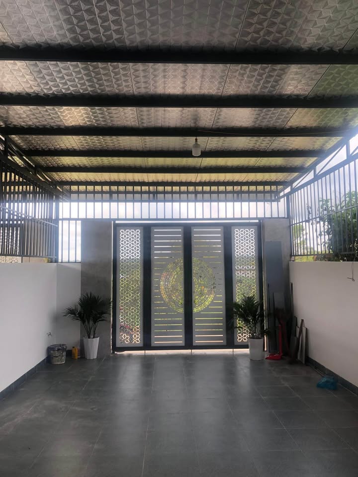 Nhà mới xây dựng kiên cố với kết cấu 1 trệt, 1 mê, tọa lạc tại hẻm đầu thôn 8 Cư Bua cũ