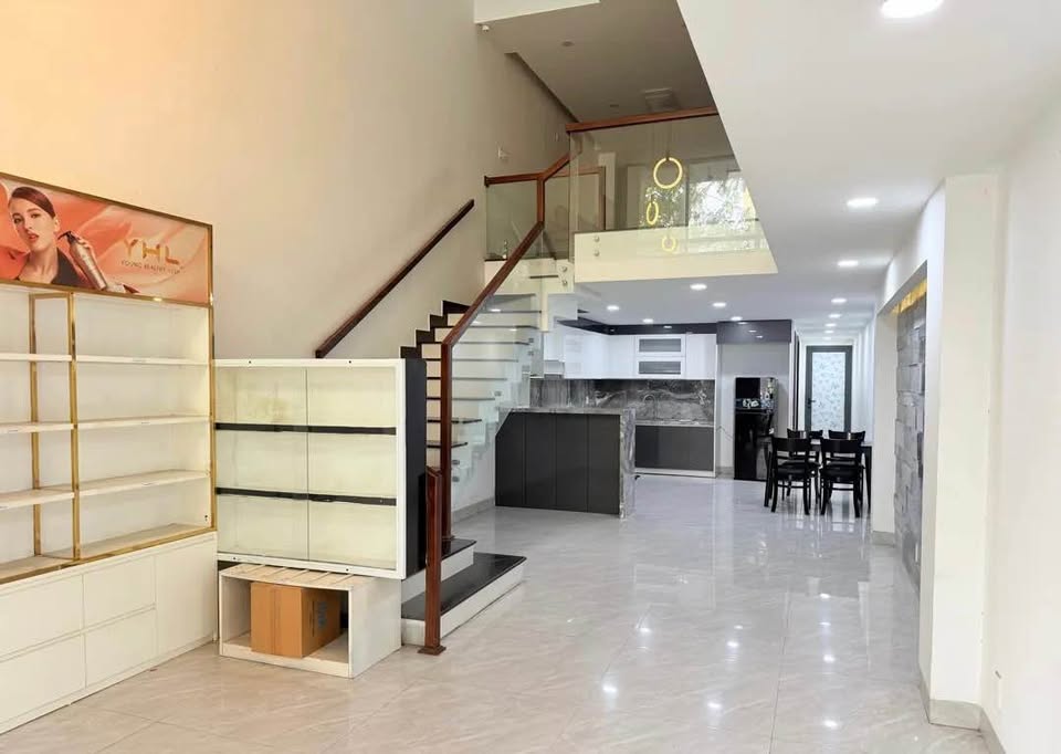 Tọa lạc tại vị trí đắc địa trên đường Tiên Sơn, trái tim sôi động của quận Hải Châu, Đà Nẵng