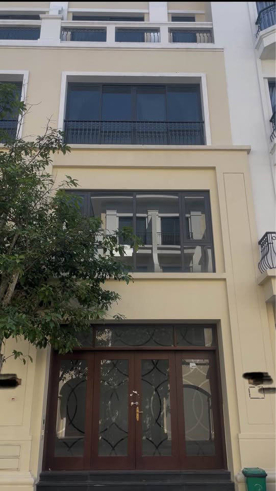 Nằm ngay cạnh hồ tạo sóng, khu Little Hongkong sầm uất và 15 tòa nhà Masterise danh tiếng