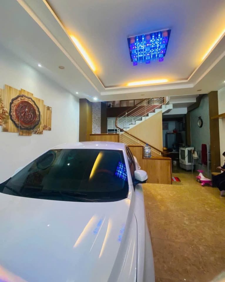 Nhà 3 tầng mặt tiền Tôn Đản, 105m2, kinh doanh sầm uất, chỉ 7,45 tỷ