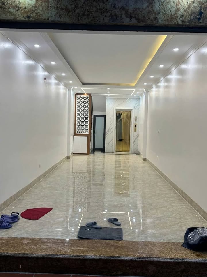 Nhà phố Xuân Thủy 46m2, 7 tầng thang máy, ô tô đỗ cửa, nội thất đẹp, giá rẻ bất ngờ
