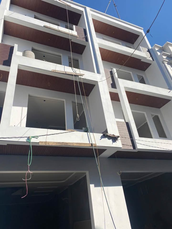 Bán nhà 4 tầng, 52.5m2, 4 phòng ngủ, ô tô đỗ cửa tại Hạ Long