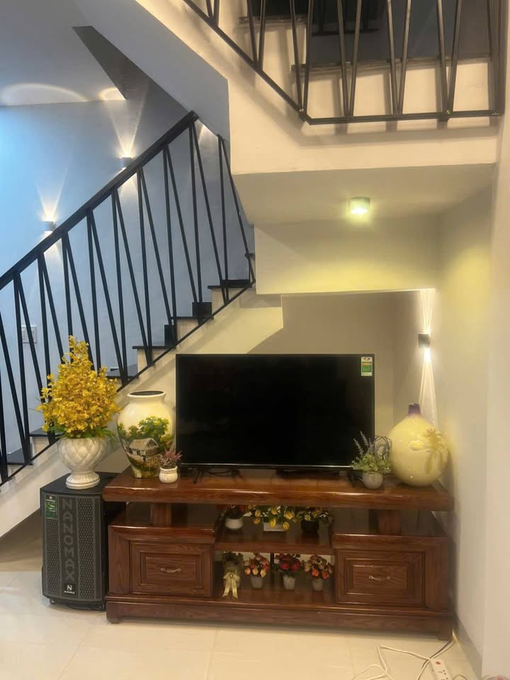 Siêu phẩm nhà 2 tầng full nội thất trên đường Nguyễn Hữu Cảnh đã sẵn sàng đón chủ mới