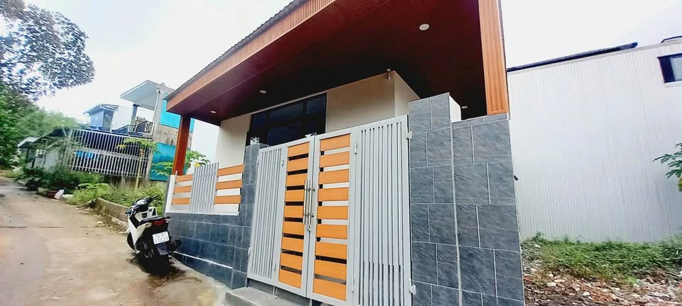 Ngôi nhà xinh xắn, mới xây, sẵn sổ, ô tô đỗ cửa tại Minh Mạng