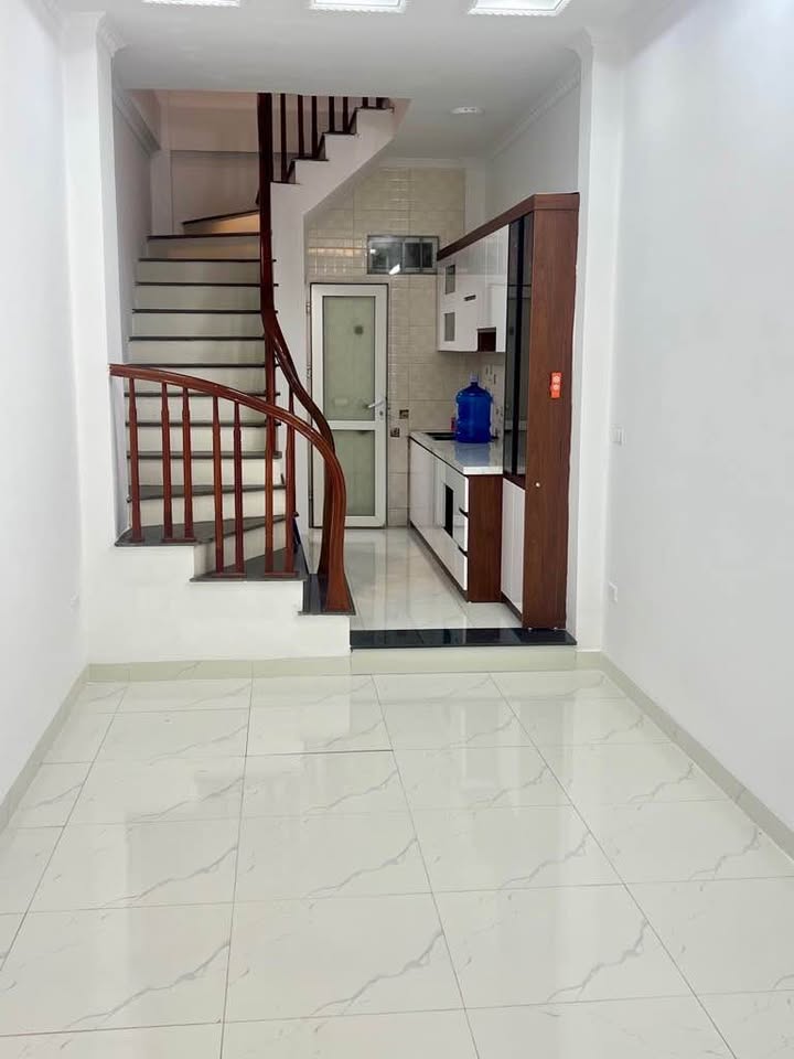 Nhà đẹp sẵn sàng để ở, tọa lạc tại vị trí đắc địa với ngõ nông rộng