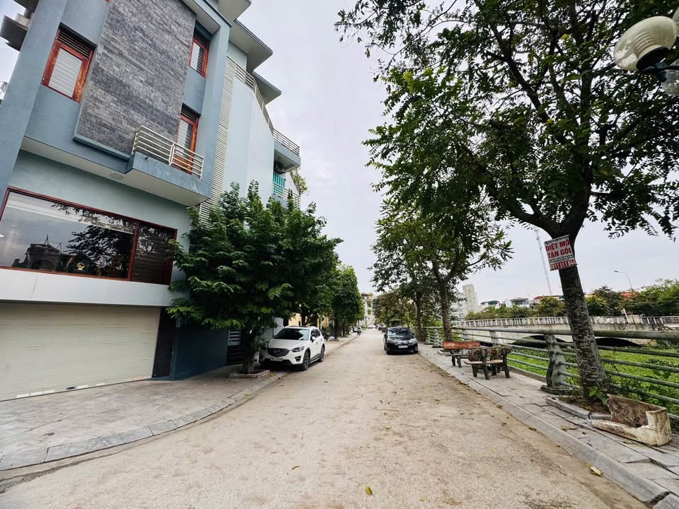 Ngay trung tâm Tân Sơn cũ, khu dân cư đông vui, an ninh thì khỏi bàn, tiện ích