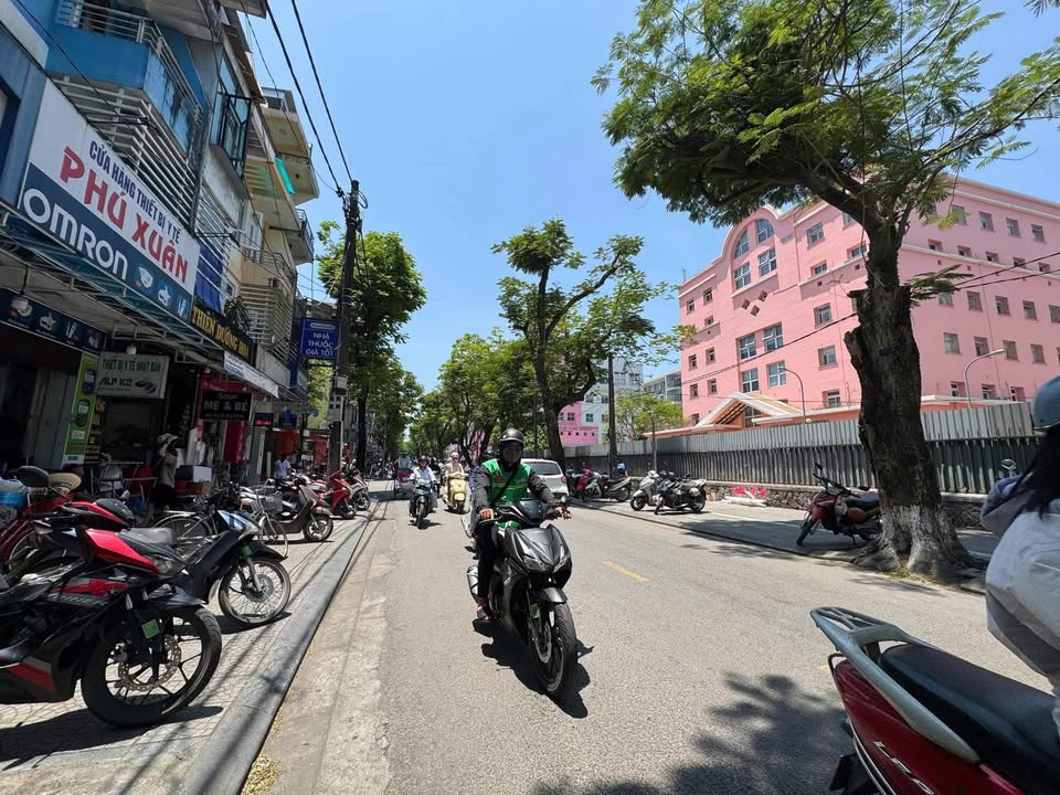 Siêu phẩm nhà 4 tầng mặt tiền đường Ngô Quyền, Phường Thuận Hoá, Huế đây ạ
