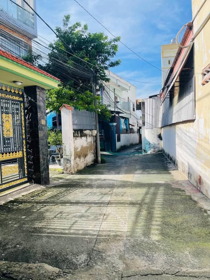 Bán nhà sổ hồng riêng, vị trí đắc địa ngay chợ Bà Điểm