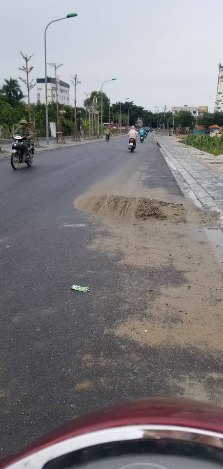 Nhà Nam Hồng 52m, Camry đỗ cửa, sát sân bóng chuyền - Giá hời như trúng số