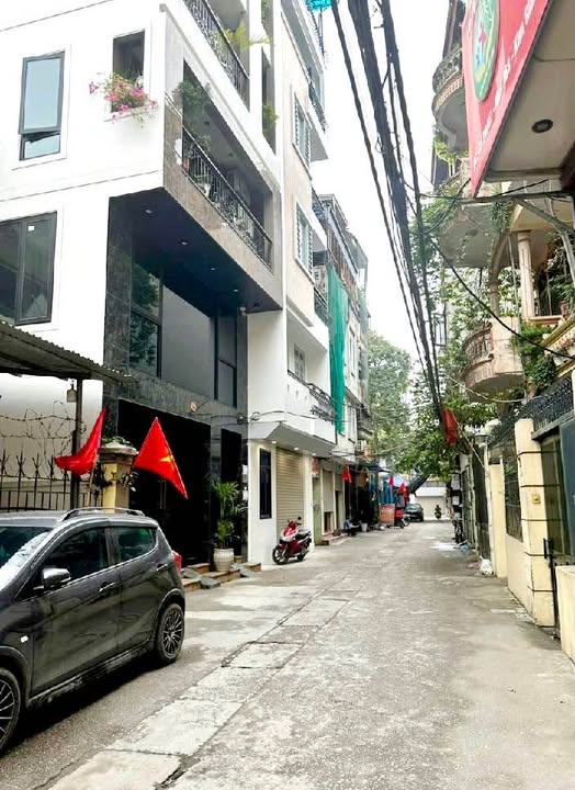 Nhà 6 tầng thang máy, Fortuner ngủ quên trong nhà, sổ vuông vắn, giá 11 tỷ