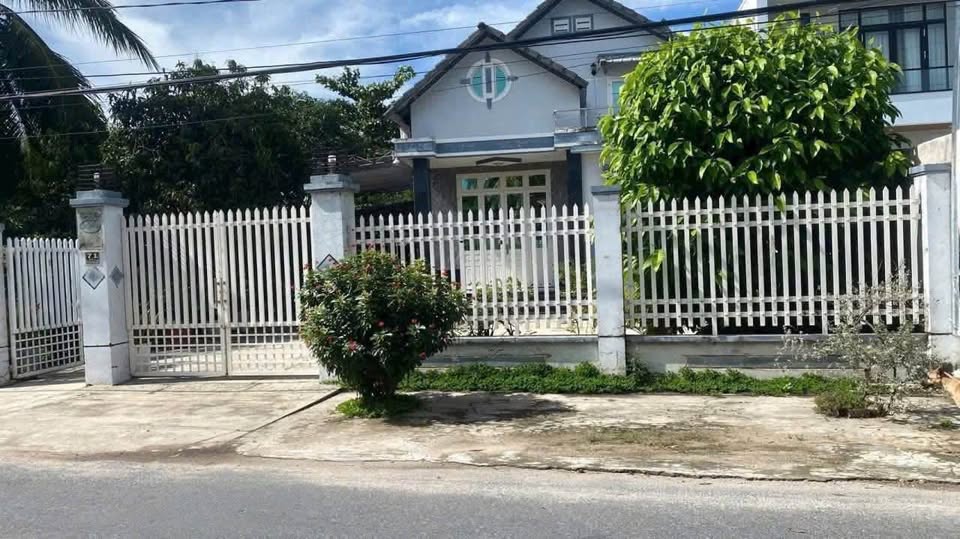 Nhà lầu mái Thái tâm huyết, trung tâm Tây Ninh, sân vườn thoáng mát