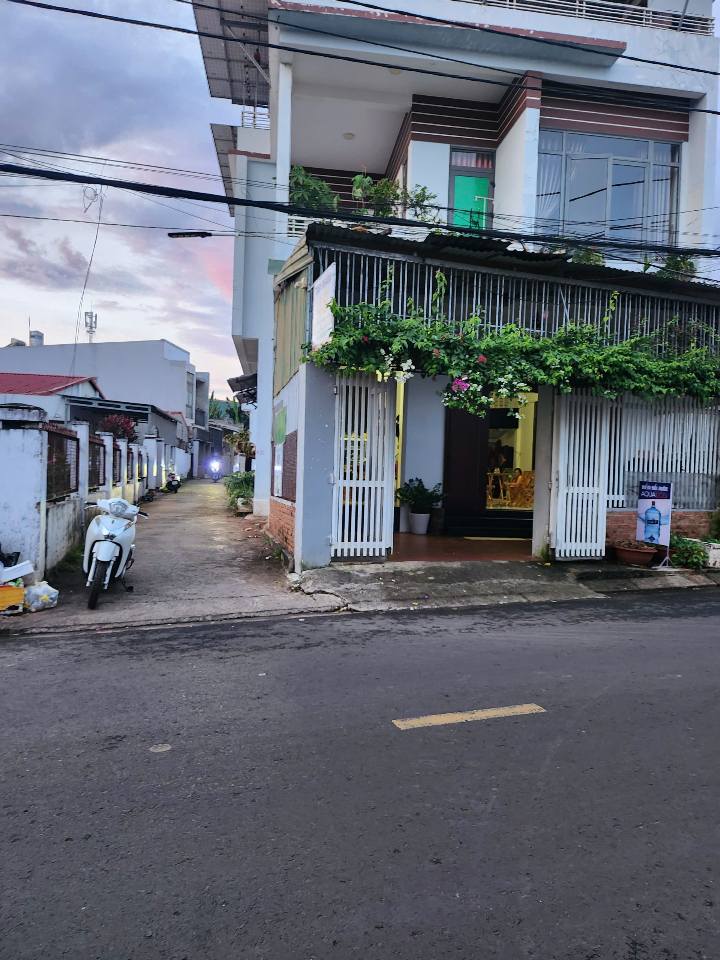 Bước chân vào chốn đi về bình yên với ngôi nhà mê lửng, thiết kế hiện đại tọa lạc tại hẻm 48 Nơ Trang Long