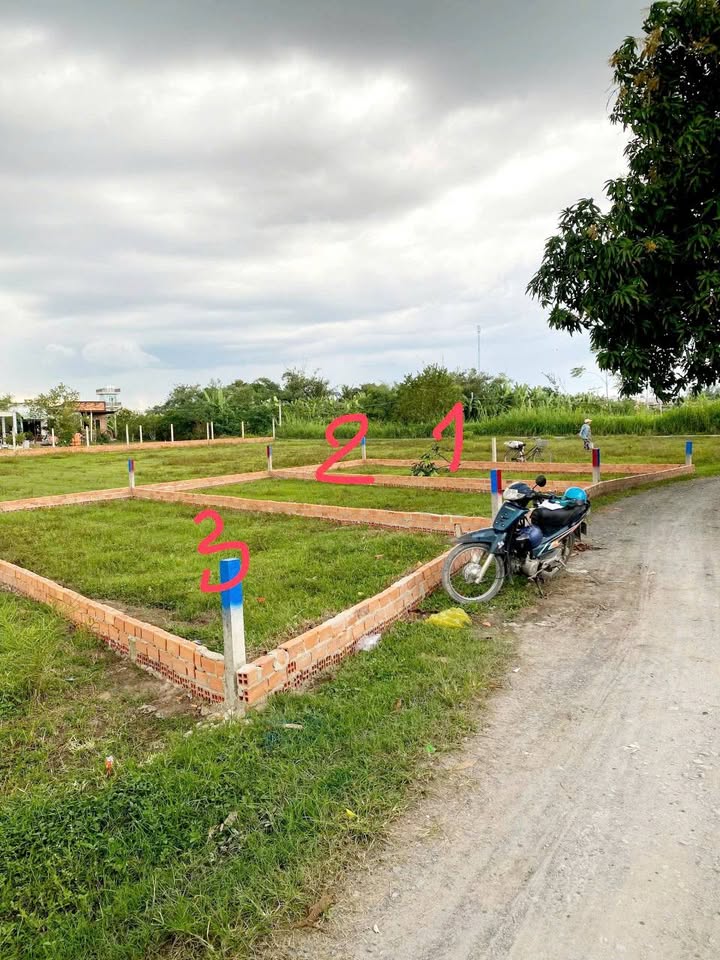 Cần bán 3 lô đất hàng F0, chưa qua đầu tư, vị trí tại Đức Hòa, Long An