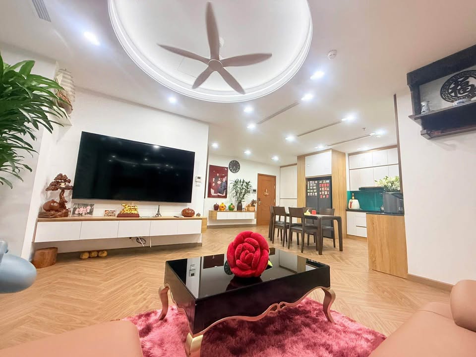 Tọa lạc tại vị trí đắc địa của Royal City, căn góc tại tòa R6 hiện lên như một nàng thơ giữa lòng thành phố