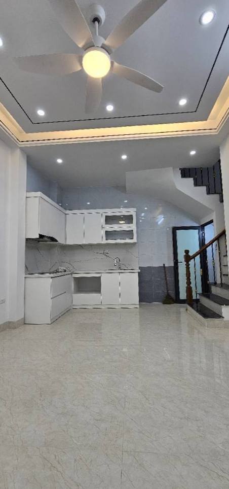 Nhà 5 tầng 32m2 gần Hồ Ba Mẫu, tiện ích đầy đủ, giá tốt