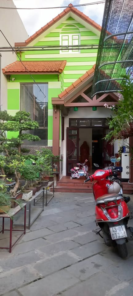 Nhà vườn mái thái Đà Nẵng, ô tô ngủ trong sân, giá yêu thương