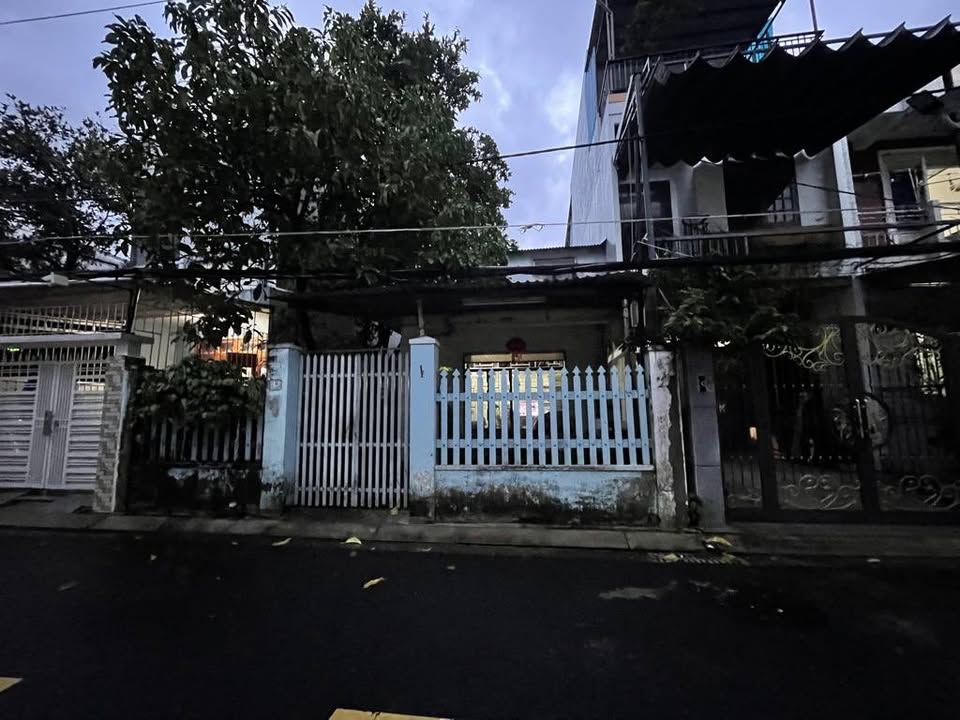 Cần bán nhanh lô đất tặng kèm nhà cấp 4 với diện tích siêu khủng, tọa lạc tại trung tâm Hải Châu