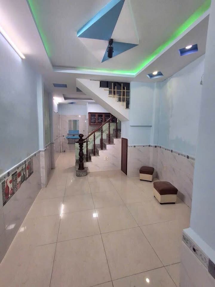 Nhỉnh 3 tỷ nhà 40m2 nở hậu, 2 tầng, oto đỗ cửa ngay khu Bàu Cát