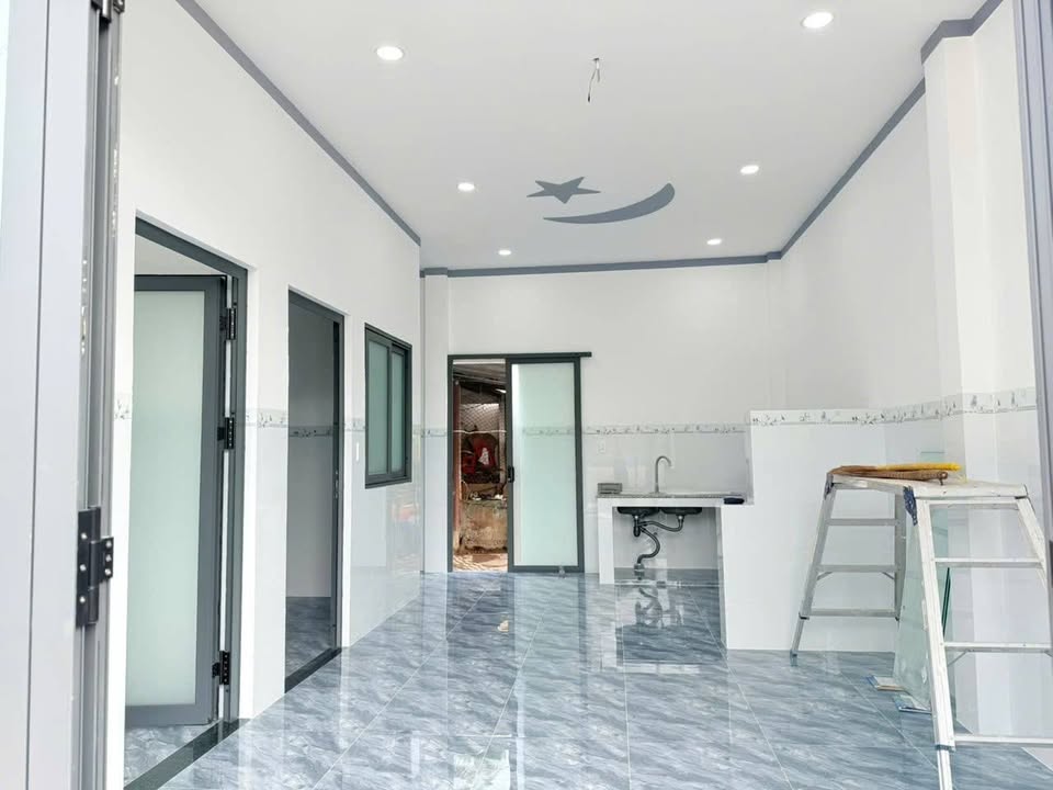 Nhà mới hoàn thiện, 75m2, ngang 7m, đường thông xe hơi, 860 triệu