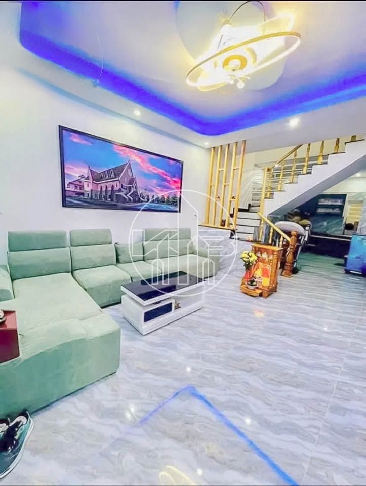 Căn nhà được xây dựng kiên cố, mới toanh với diện tích 60m2, bao gồm 1 phòng khách rộng rãi