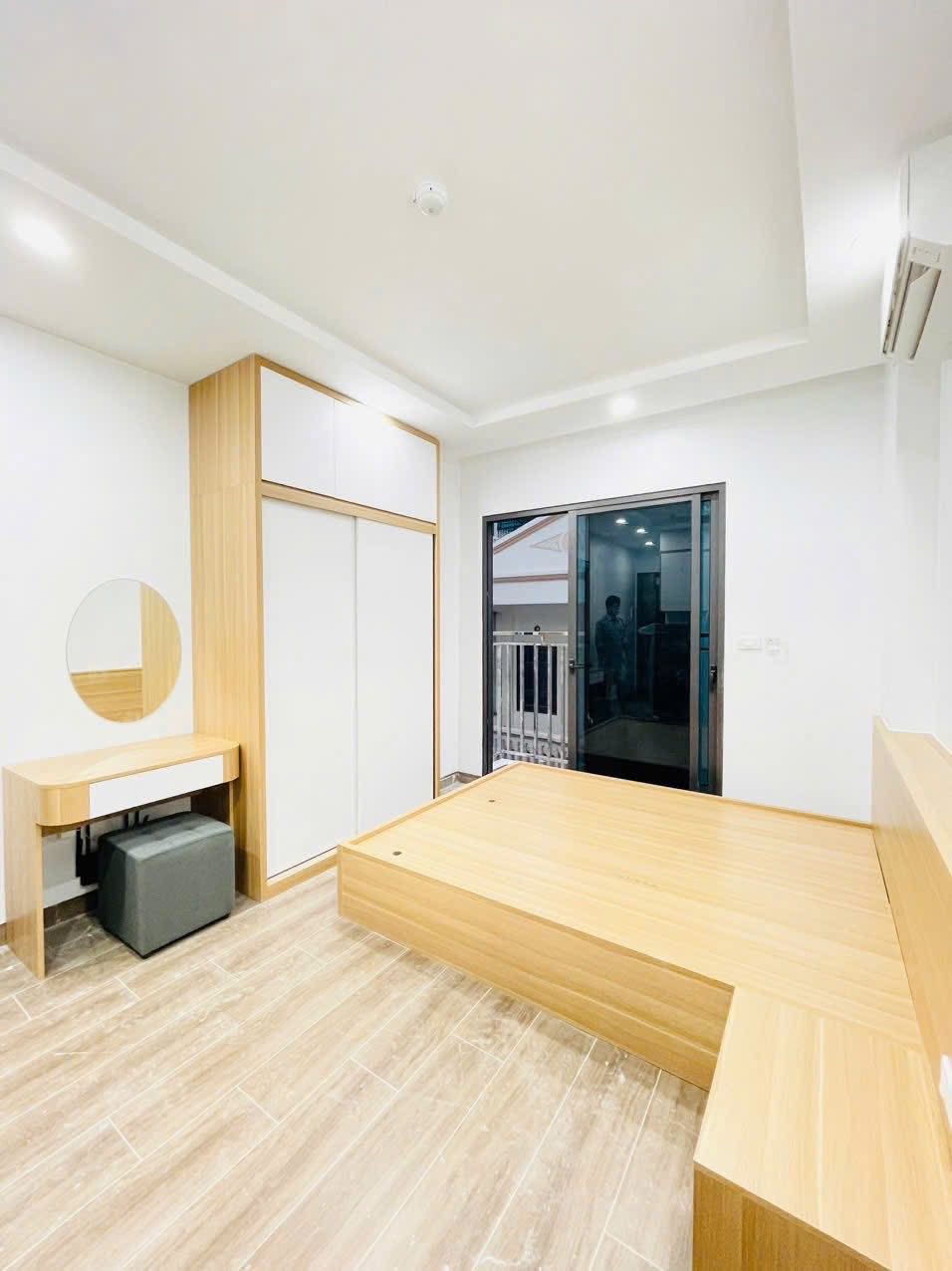 Bán căn hộ Cầu Giấy, lô góc, 6 tầng, 10 phòng, doanh thu 60 triệu/tháng, cách ô tô 50m