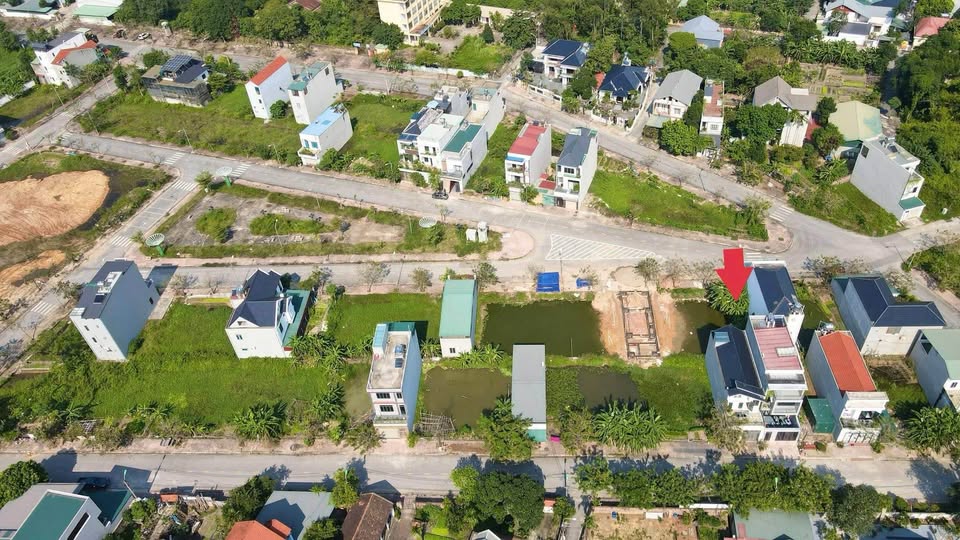 Nhà Vĩnh Yên 108m² mặt tiền 6m, view vườn hoa, đường 13,5m