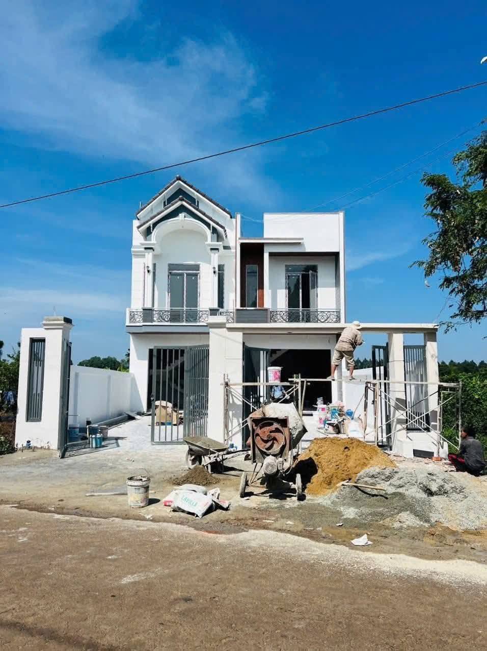 Cần bán 2 căn nhà 1 trệt, 1 lầu đang dần hoàn thiện tại mặt tiền nhựa ấp 4, xã Bình Lộc, Long Khánh, Đồng Nai