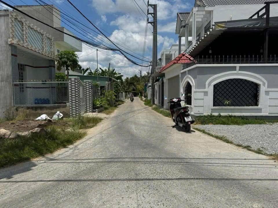 Nhà 1 trệt 1 lầu mới xây, 100m² sàn, sổ thể hiện đường đi, gần lộ nhà việc, Phú Nhuận, Bến Tre