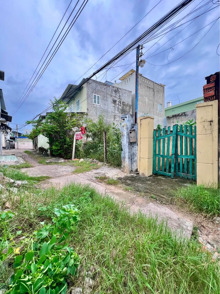 Nhà ngộp 2 mặt tiền, ô tô tới tận nơi, giá hời