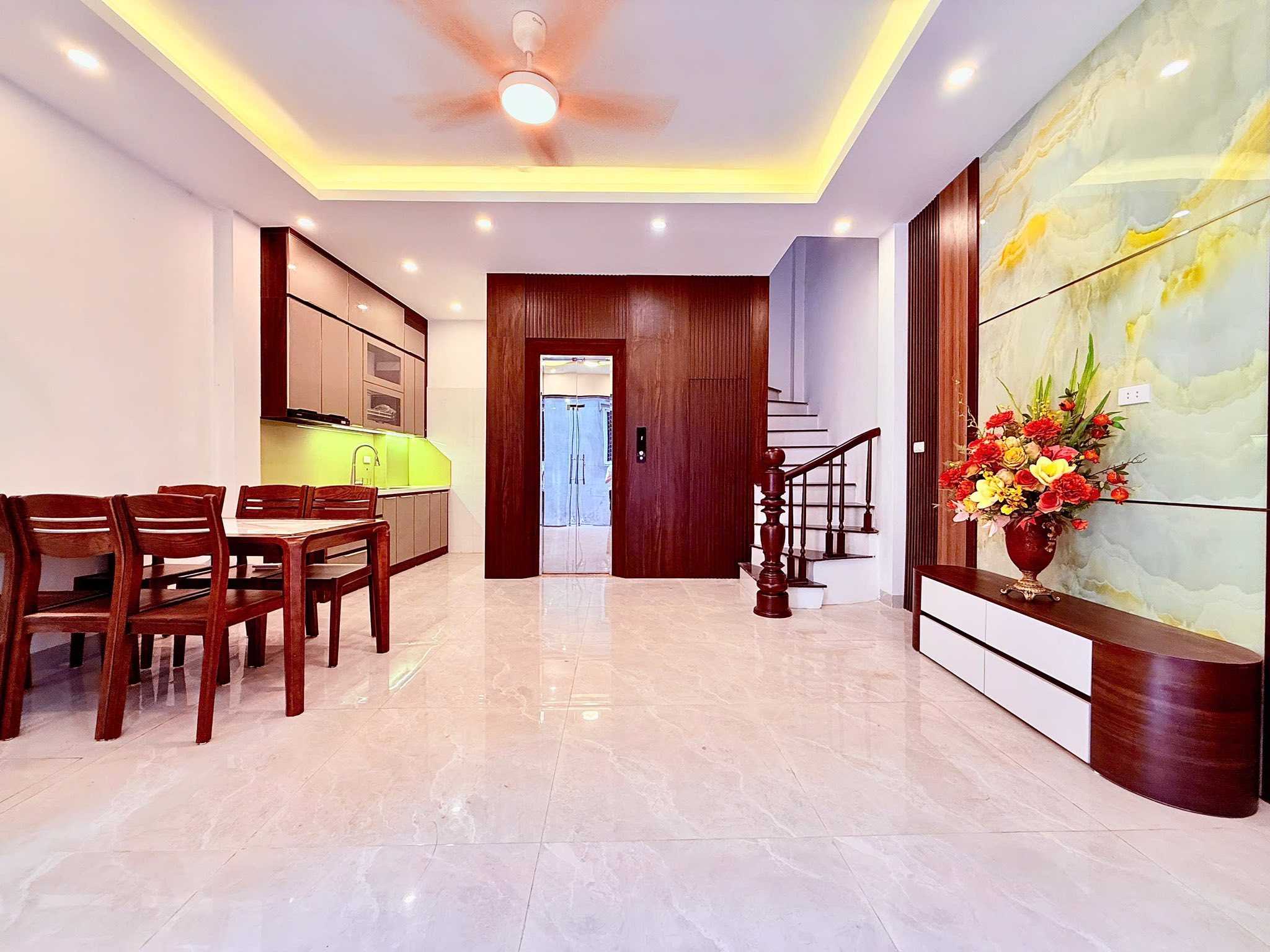 Tọa lạc tại Lĩnh Nam, Hà Nội, ngôi nhà phố này mang đến một không gian sống đầy hoài niệm và tiện nghi