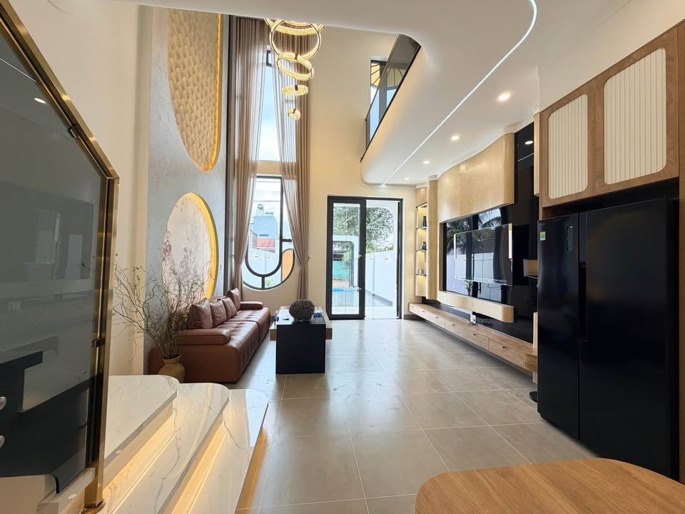 Nhà 4 tỷ 850 triệu, 3 phòng ngủ, sân ô tô, nội thất xịn sò, xách vali vào ở ngay