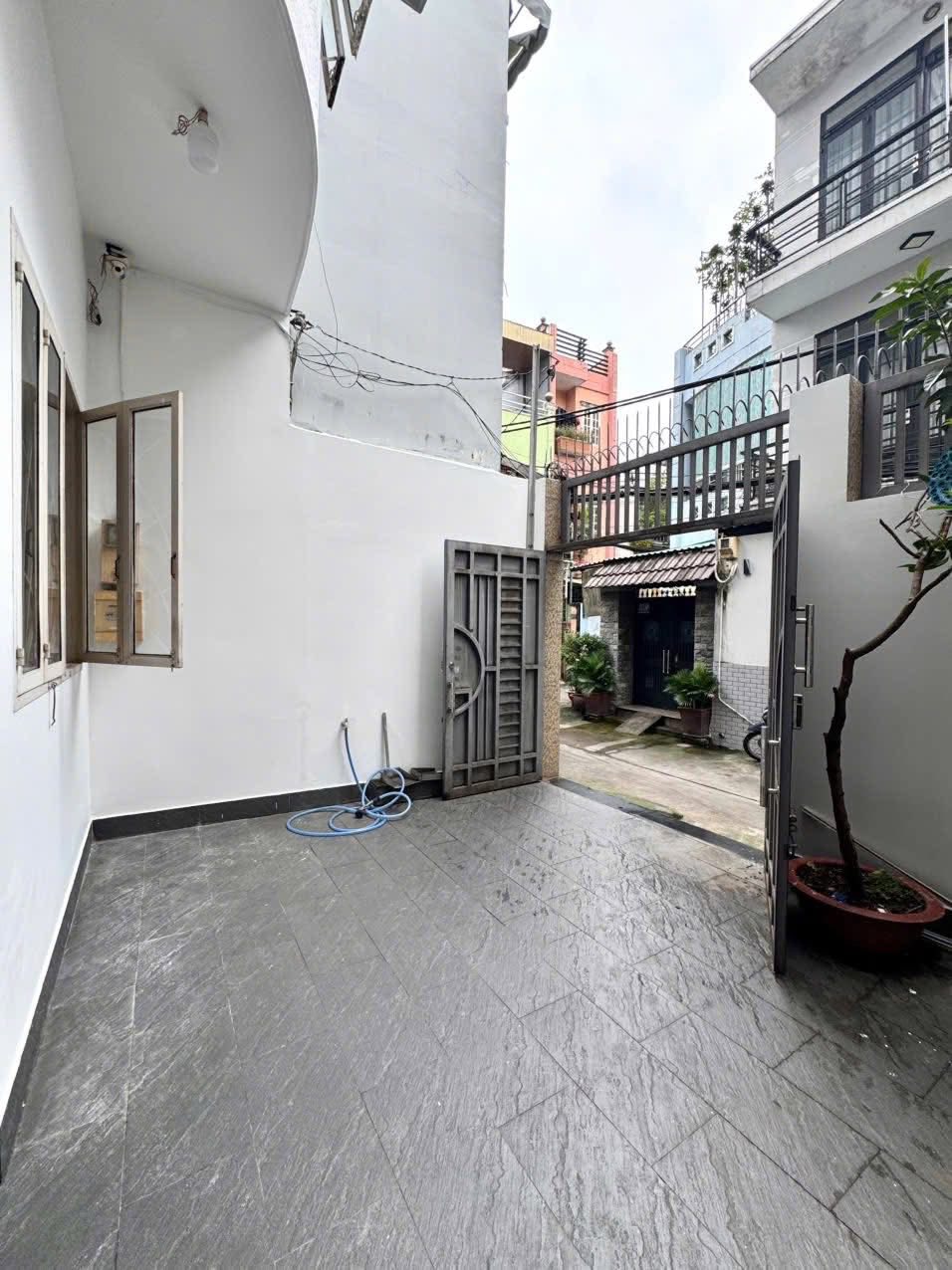 Bán nhà hai mặt thoáng đường Hoàng Hoa Thám, quận Phú Nhuận