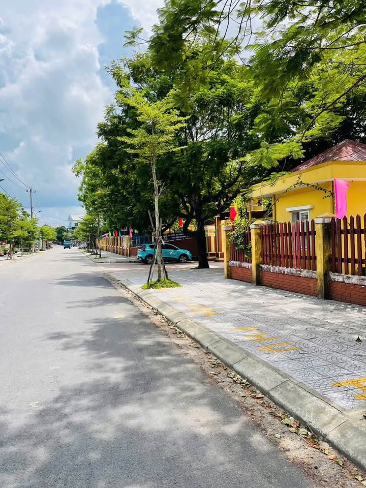 Tọa lạc tại vị trí đắc địa trên kiệt 28 Nguyễn Khoa Văn, Thừa Thiên Huế, mảnh đất này mang đến một không gian sống lý tư