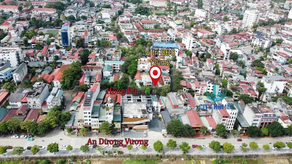 Tọa lạc tại vị trí đắc địa trên con đường Hồng Hà sầm uất