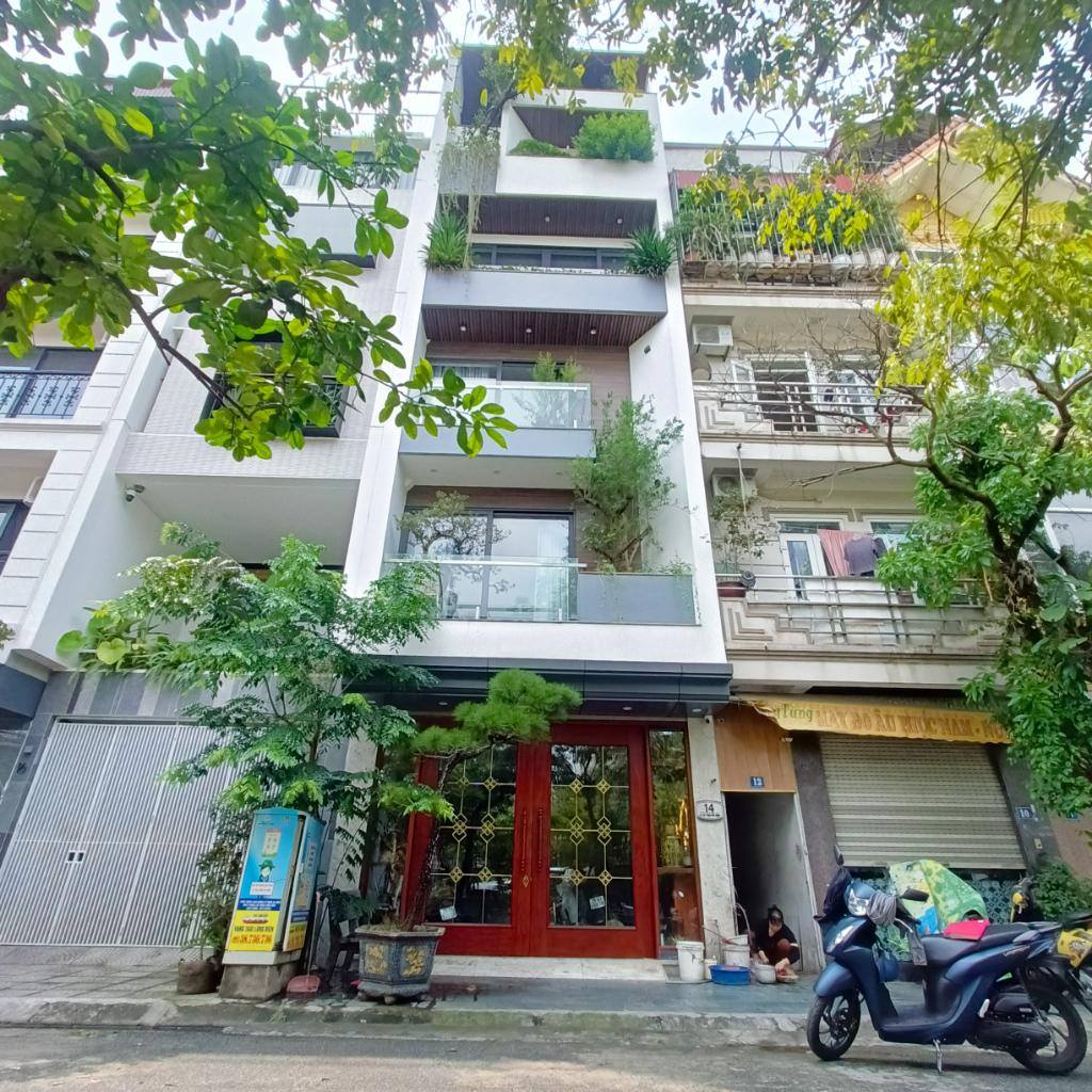 Tổ ấm 6 tầng thang máy, view thoáng sáng tại Giang Biên