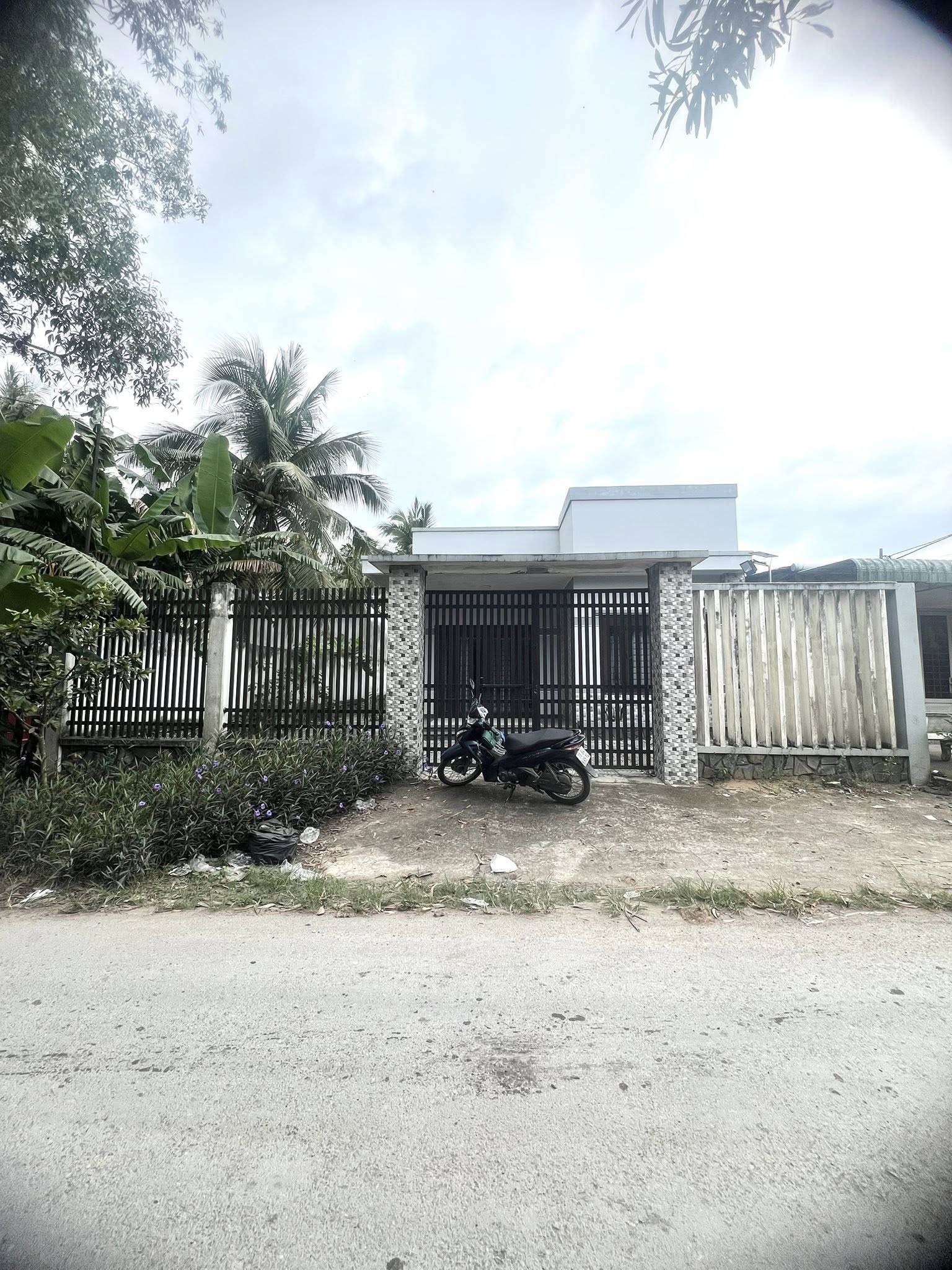 Nhà cần bán nằm trên mặt tiền lộ tiểu thuộc dự án Mỹ Thạnh An, cách Bộ đội Biên phòng khoảng 50m