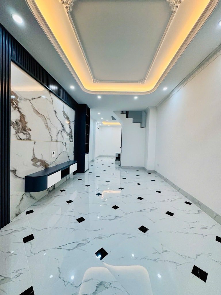 Nhà 5 tầng, 36m2, 6 ngủ, 2 mặt thoáng, 2 bước ra Hồ Linh Đàm, giá 7,3 tỷ